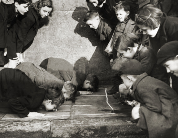 16. Peanuts street game. London, 1938.